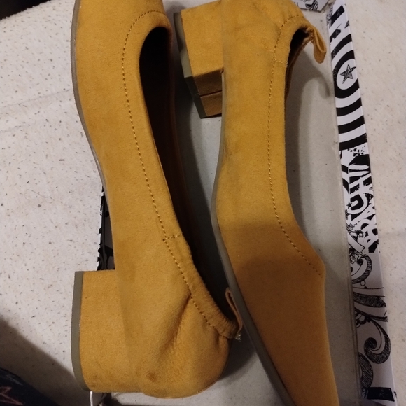 Shoes - Picture 3 of 8